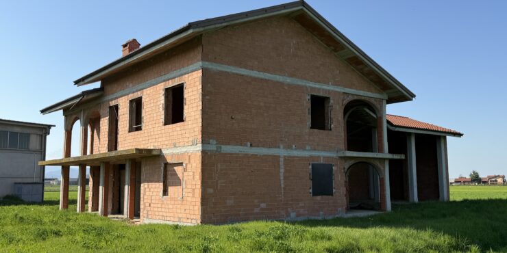 Casa indipendente con capannone